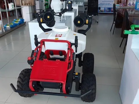 Cần Thơ: Thử nghiệm robot phun thuốc và vận chuyển đồ đạc trong khu cách ly