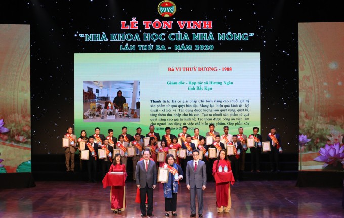 anh-bac-dam-bac-dat-trao-giai-6813-3624-1670405274-1-1670517085.jpg
