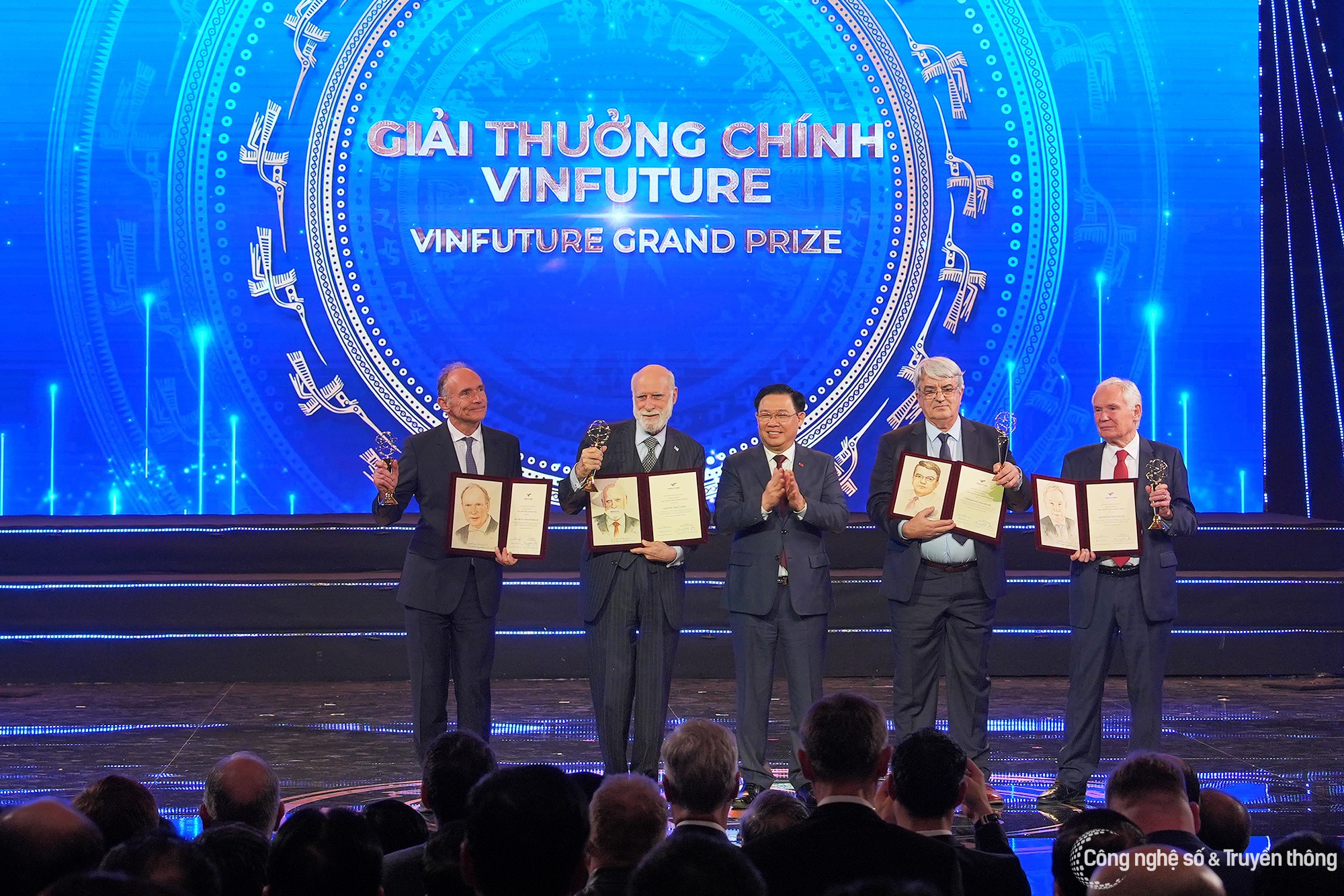 vinfuture-giai-thuong-chinh-2-1559-1671553966.jpg