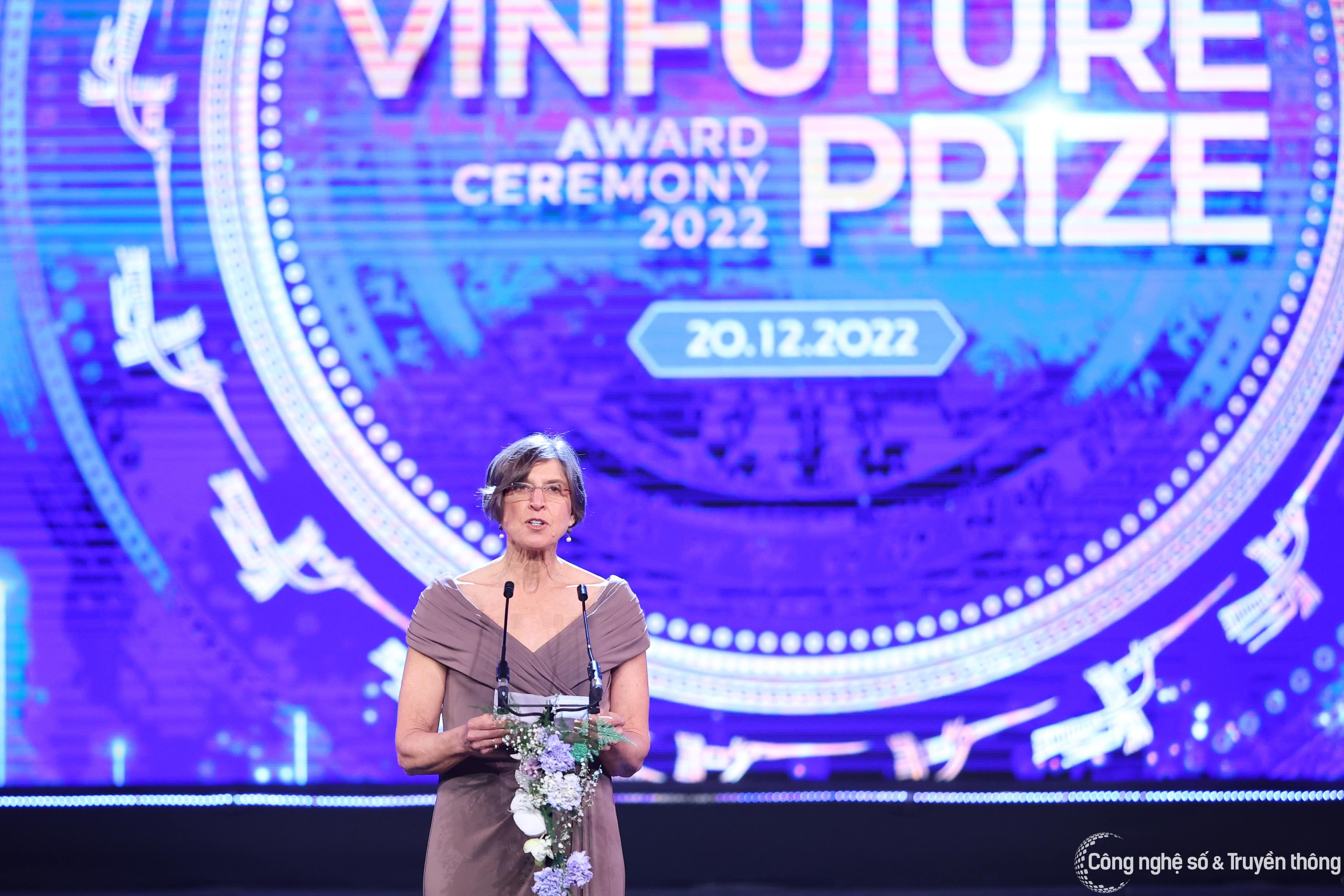 vinfuture-nha-khoa-hoc-nu-1565-min-1671553939.jpg