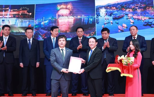 dai-dien-fpt-ong-nguyen-van-khoa-tong-giam-doc-nhan-giay-chung-nhan-dau-tu-tu-chu-tich-ubnd-tinh-binh-dinh-pham-anh-tuan02jpg-1675582226032610666898-1675703528.jpg