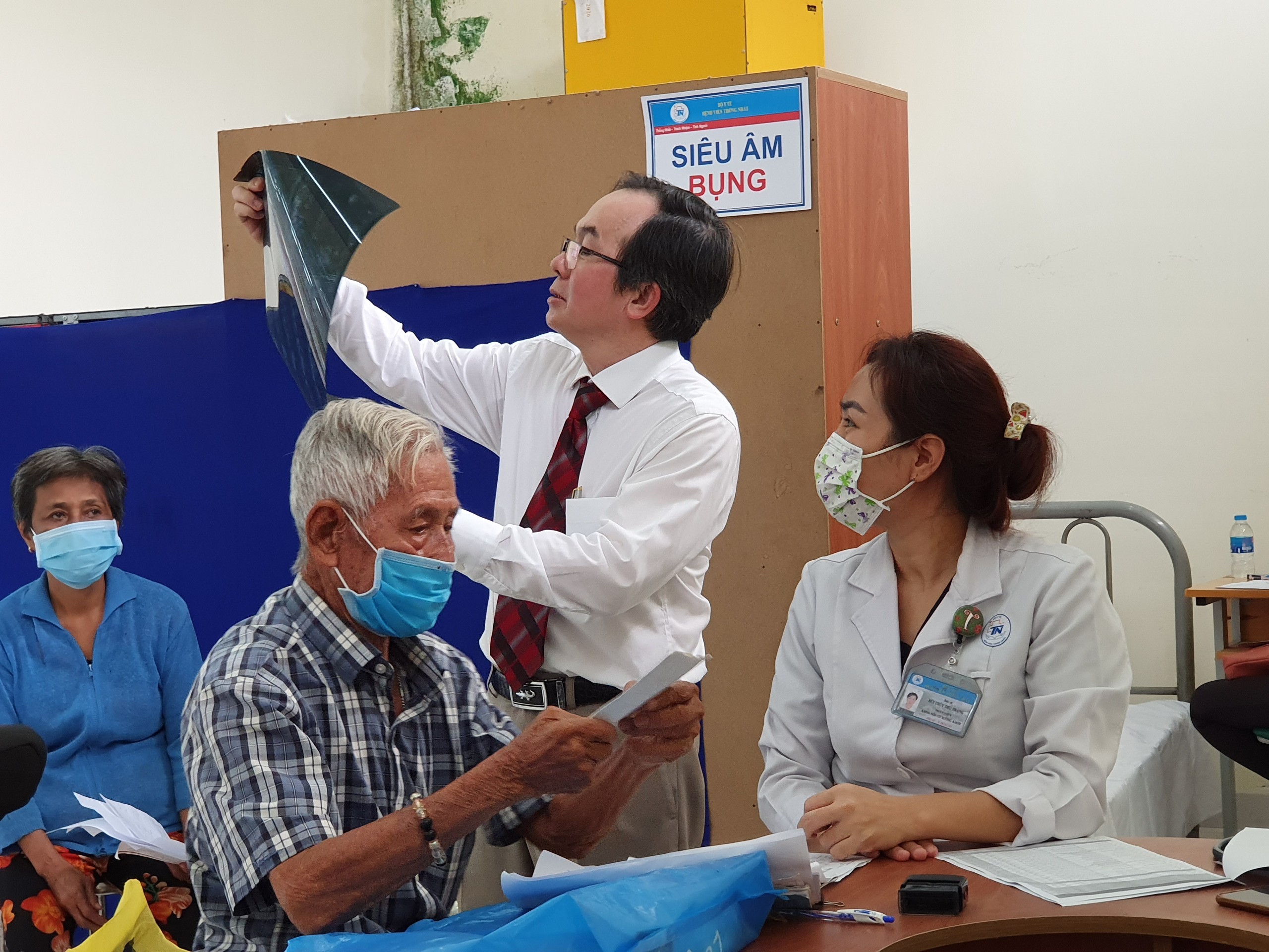 2-doan-cong-tac-kham-benh-cho-thuong-binh-tran-duc-thanh-1681696192.jpg
