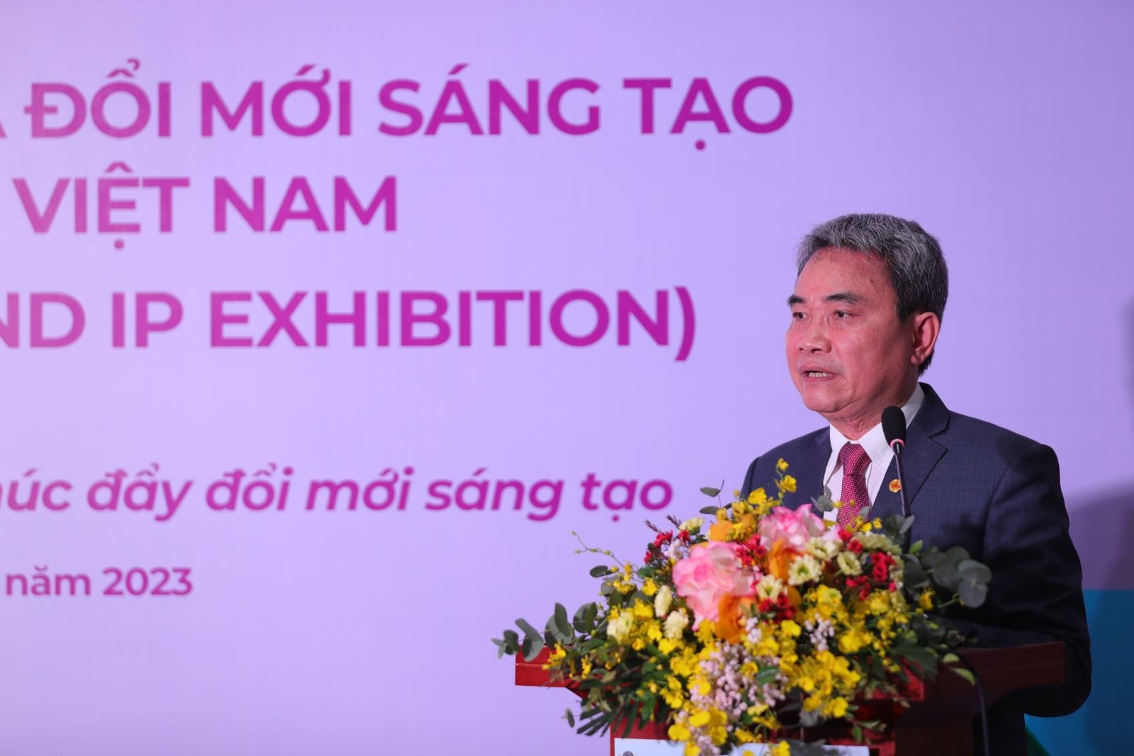 anh-2-ong-dinh-huu-phi-1682353922.jpg