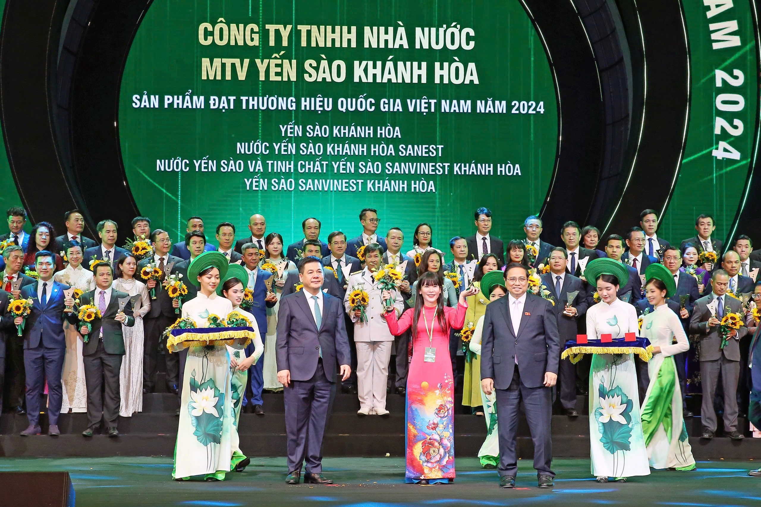 hinh-1-ba-trinh-thi-hong-van-chu-tich-hdtv-cong-ty-vinh-du-nhan-chung-nhan-thuong-hieu-quoc-gia-1730795163.jpeg