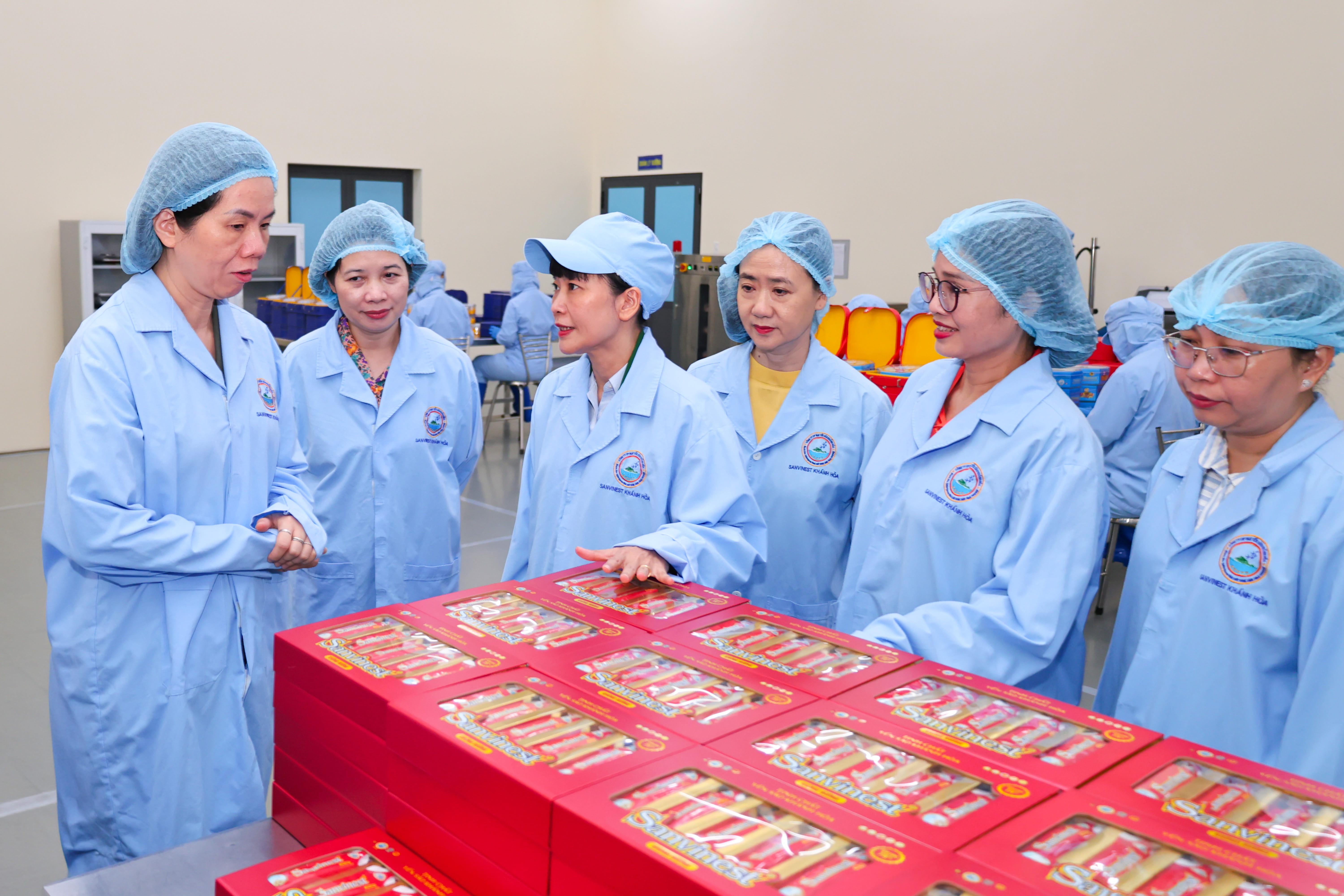 doan-cong-tac-tim-hieu-ve-san-pham-yen-sao-khanh-hoa-1785343296.jpg