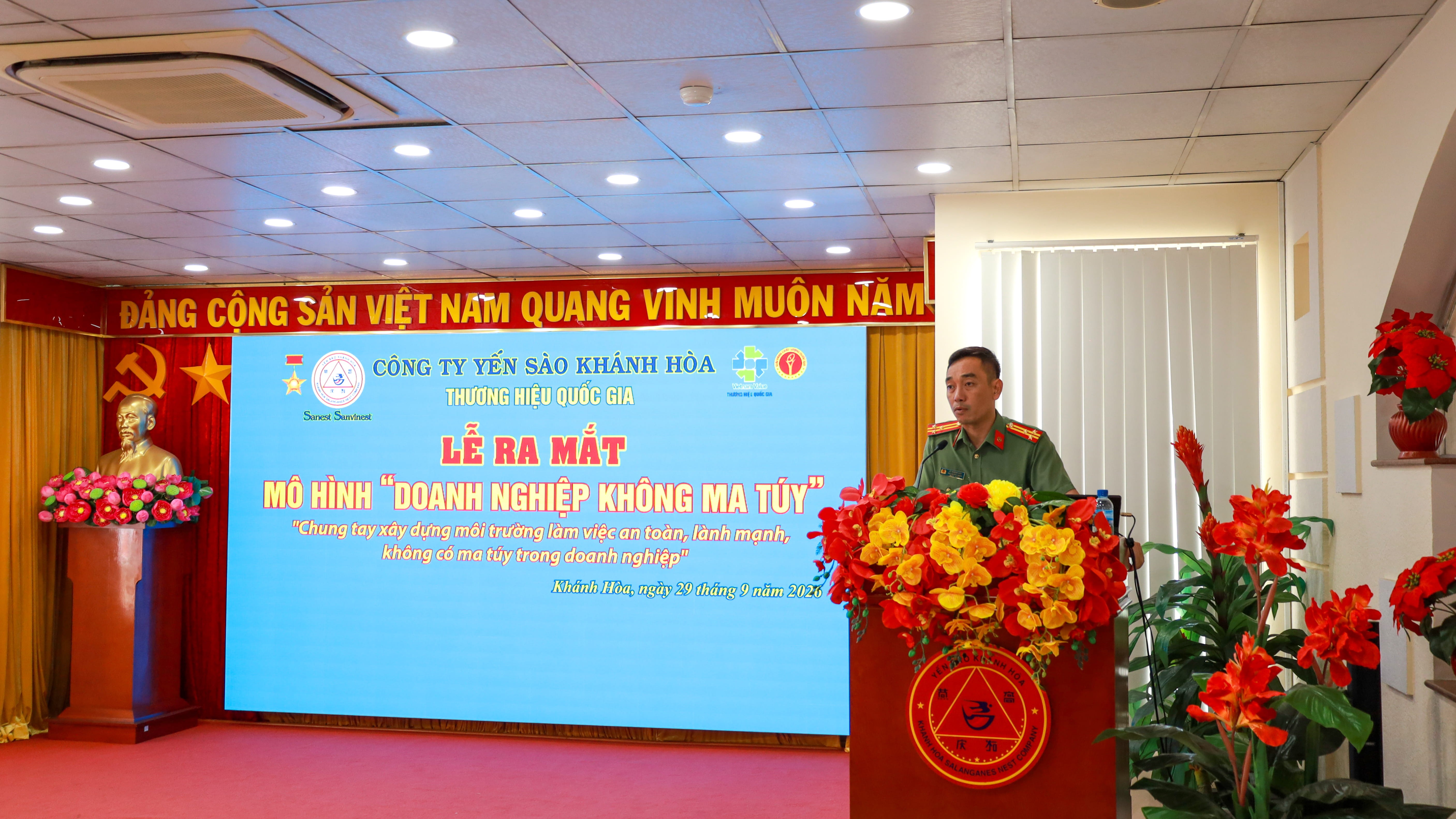 8-thuong-ta-le-hoang-anh-pho-truong-phong-pa-04-an-ninh-kinh-te-cong-an-khanh-hoa-phat-bieu-tai-buoi-le-1-1790764334.jpg