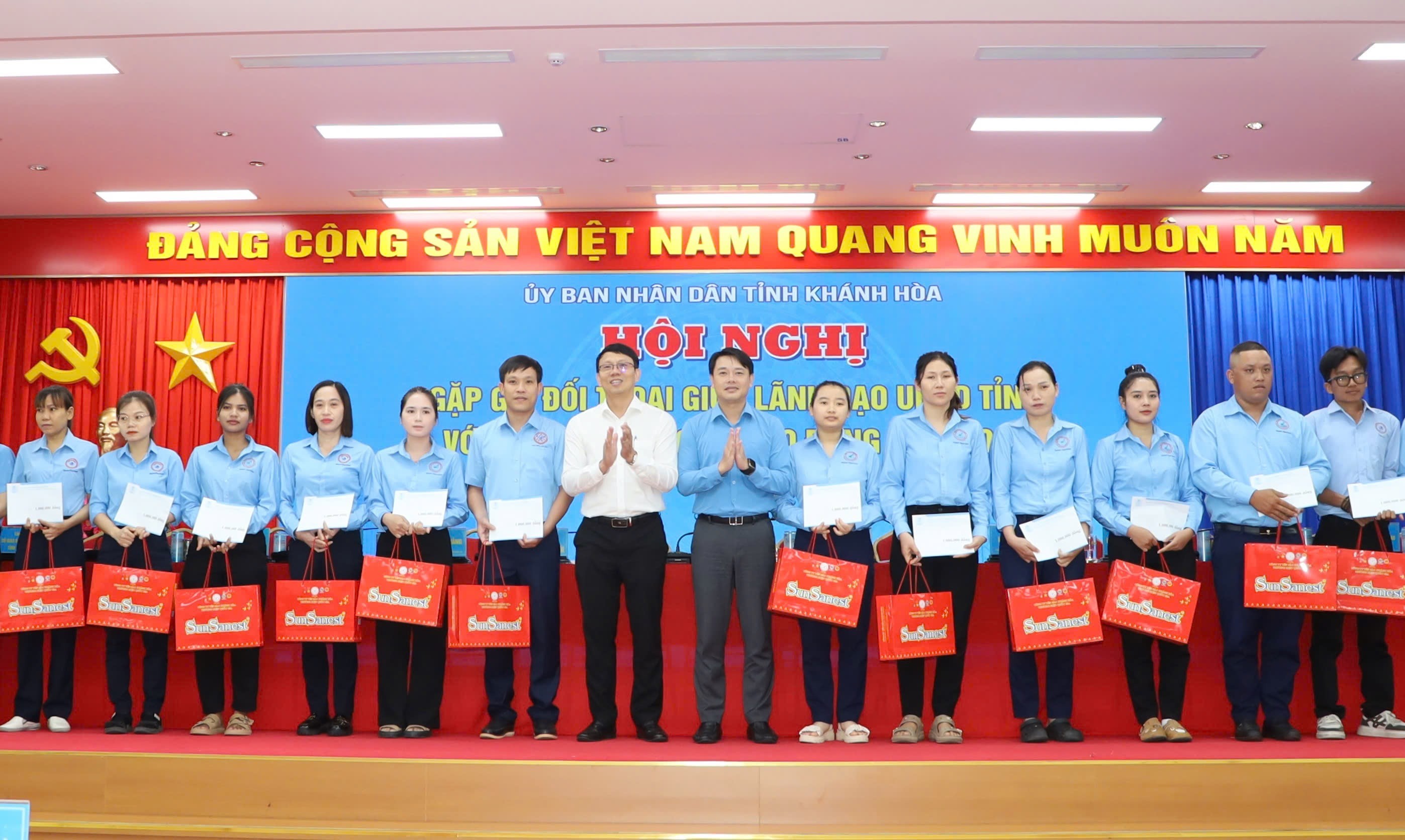 LÃNH ĐẠO UBND TỈNH GẶP GỠ, ĐỐI THOẠI VỚI ĐOÀN VIÊN, NGƯỜI LAO ĐỘNG