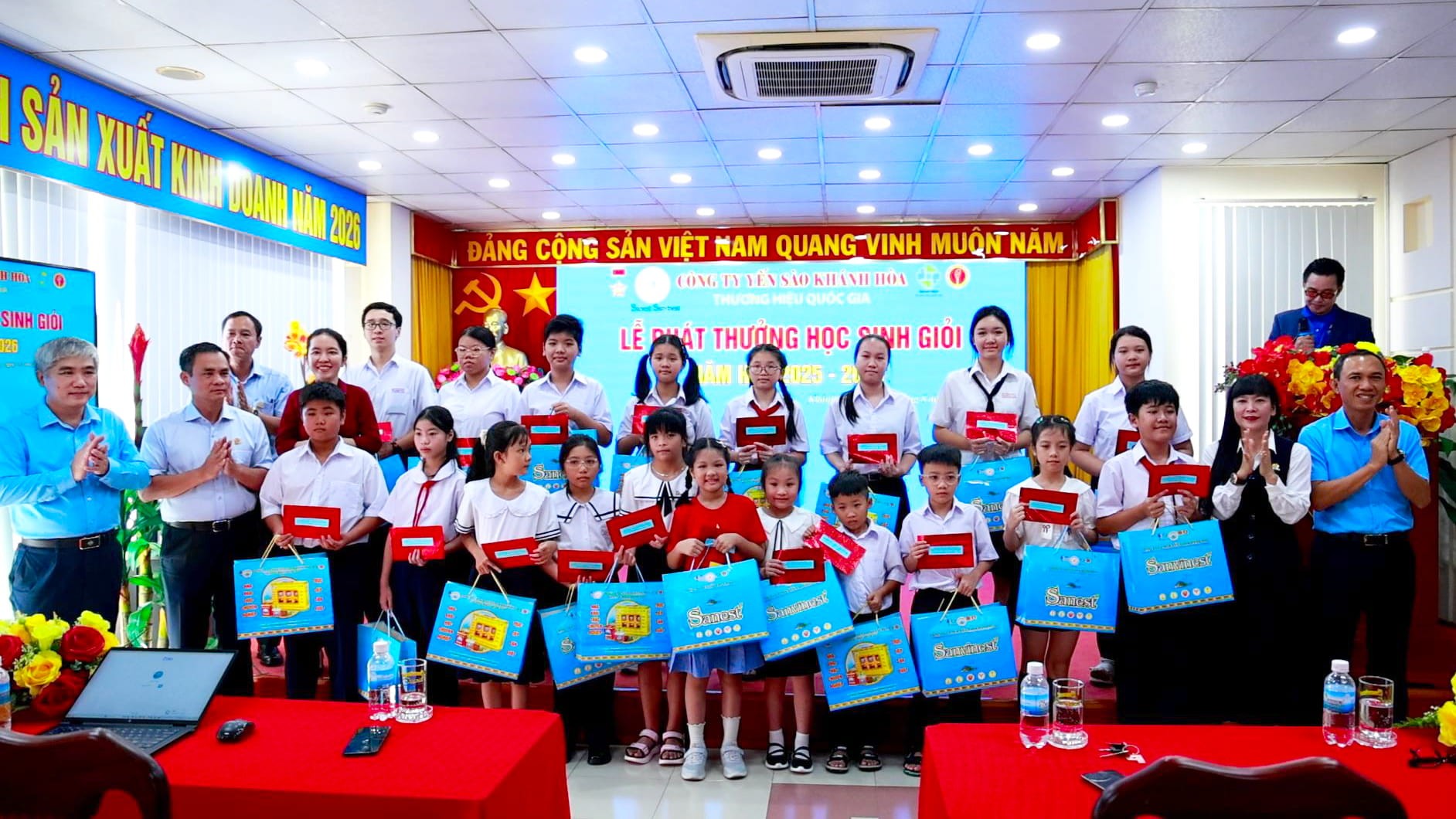 YẾN SÀO KHÁNH HÒA DÀNH GẦN 2,3 TỶ ĐỒNG TIẾP SỨC HỌC SINH TRƯỚC THỀM NĂM HỌC MỚI