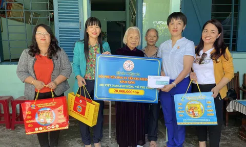 Yến sào Khánh Hòa thăm, tặng quà hai mẹ Việt Nam anh hùng