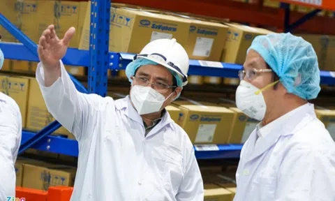 Thủ tướng Chính phủ Phạm Minh Chính đến thăm và kiểm tra công tác phòng chống dịch Covid-19 tại Công ty Savipharm