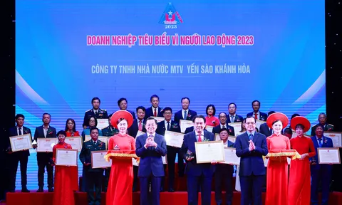 Công ty Yến sào Khánh Hòa vinh dự nhận Bằng khen của Tổng Liên đoàn Lao động Việt Nam
