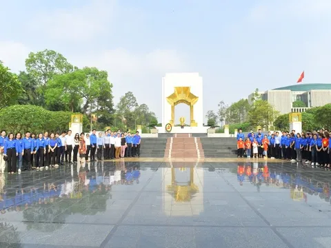 Đoàn Thanh niên Bộ KH&CN dâng hương tưởng niệm các anh hùng liệt sĩ và vào Lăng viếng Bác