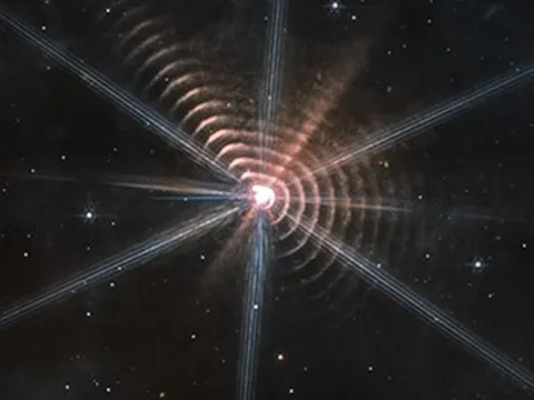 Kính viễn vọng James Webb chụp chuỗi vòng đồng tâm bí ẩn