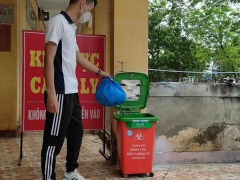 Sinh viên làm thùng rác thông minh