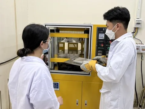 Sinh viên tái chế khẩu trang thành tấm nhựa