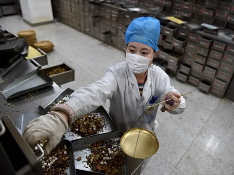 Trung Quốc từng bị chỉ trích vì quảng cáo thuốc y học cổ truyền giúp điều trị COVID-19