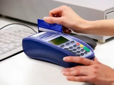 Thanh toán không dùng tiền mặt: Ngân hàng có dám "hứa" đền bù nếu tài khoản người dùng bị mất tiền?