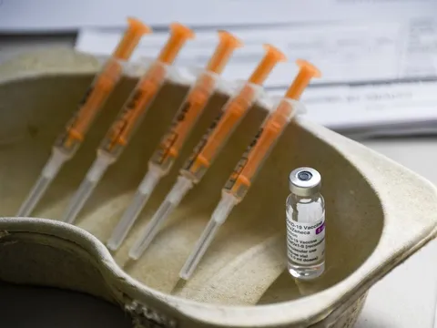 Tiêm vaccine giúp giảm nguy cơ đông máu ở người mắc COVID-19