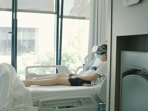 Công nghệ thực tế ảo giải tỏa tâm lý cho bệnh nhân COVID-19 nằm viện