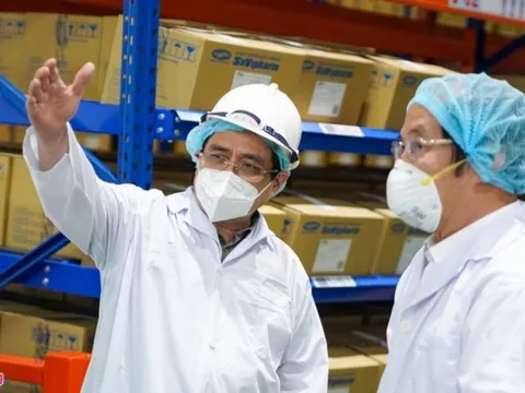 Thủ tướng Chính phủ Phạm Minh Chính đến thăm và kiểm tra công tác phòng chống dịch Covid-19 tại Công ty Savipharm