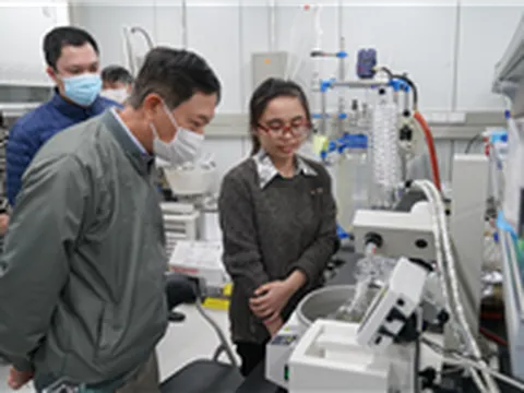 Thứ trưởng Trần Văn Tùng thăm quan cơ sở vật chất tại VKIST