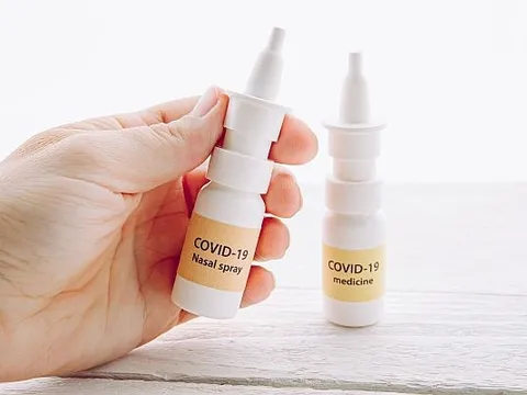 Thuốc xịt mũi phòng COVID-19 bắt đầu được thử nghiệm lâm sàng