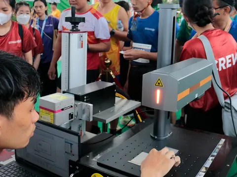 KHẮC LASER LÊN HUY CHƯƠNG – GIẢI PHÁP ẤN TƯỢNG TẠI GIẢI CHẠY MEKONG DELTA MARATHON 2023