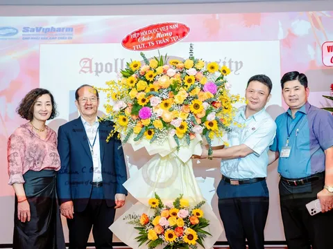 TTƯT-DSCK II Trần Tựu  nhận bằng Tiến sĩ ở tuổi 75