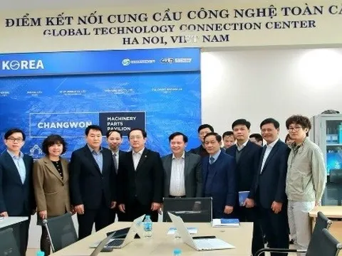 Bộ trưởng Huỳnh Thành Đạt thăm hoạt động Điểm kết nối cung cầu công nghệ toàn cầu