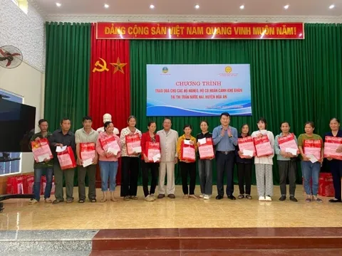 Chủ tịch VST trao quà cho các gia đình khó khăn tại huyện Hoà An - Cao Bằng