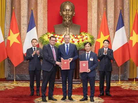 Thúc đẩy hợp tác với Pháp trong lĩnh vực công nghệ vũ trụ và hàng không