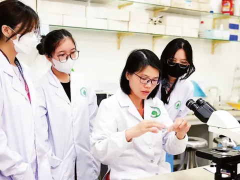 Mở rộng không gian phát triển cho nhà khoa học nữ