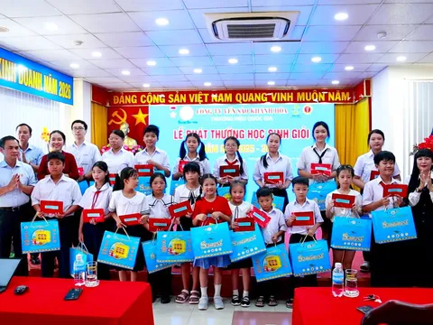 YẾN SÀO KHÁNH HÒA DÀNH GẦN 2,3 TỶ ĐỒNG TIẾP SỨC HỌC SINH TRƯỚC THỀM NĂM HỌC MỚI